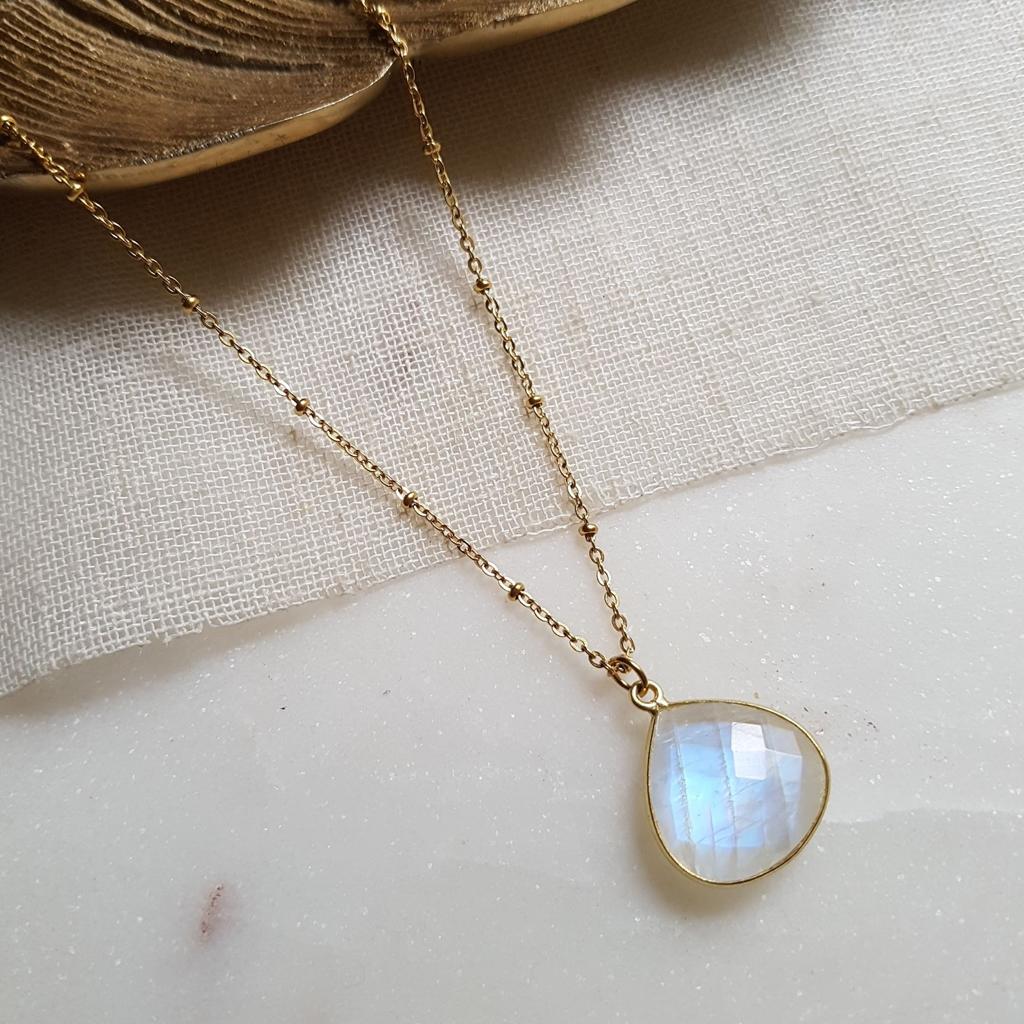 Moon power - Necklace with moonstone and beautiful detailed chain