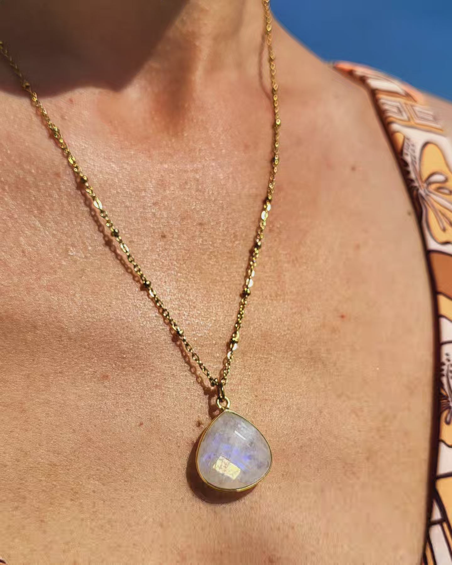Moon power - Necklace with moonstone and beautiful detailed chain