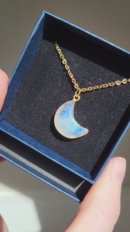 "Måne" halskæde med regnbue månesten 🌜